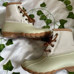 Women’s size 5 sperry duck boots in cream/brown